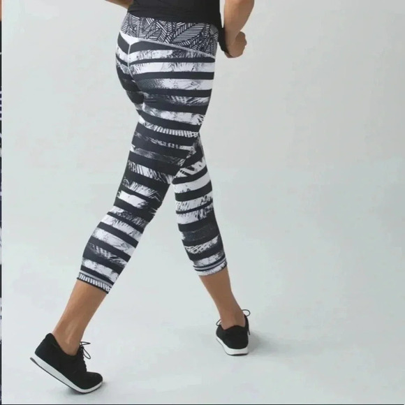 Lululemon wonder under crops11 - Picture 1 of 10